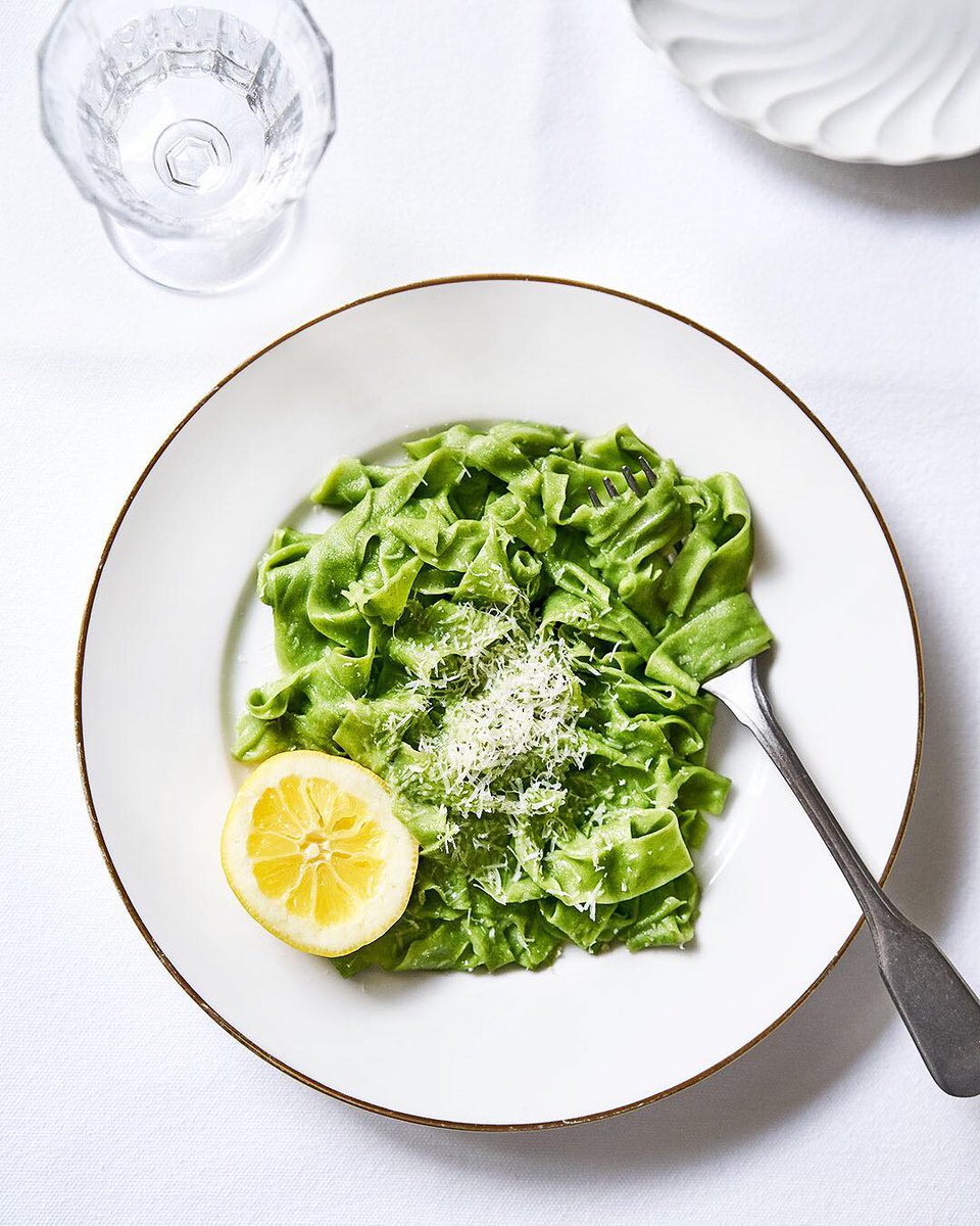 If it’s green, it must be a vegetable, right? 🤔
This actually isn’t a vegetable! It's fettuccine dressed in a butter-lemon sauce /w some parmesan!  
Fun Fact: Fettuccine is commonly served in the US as a main dish. In Italy, it is typically served as an appetizer.
📸:@scusatema