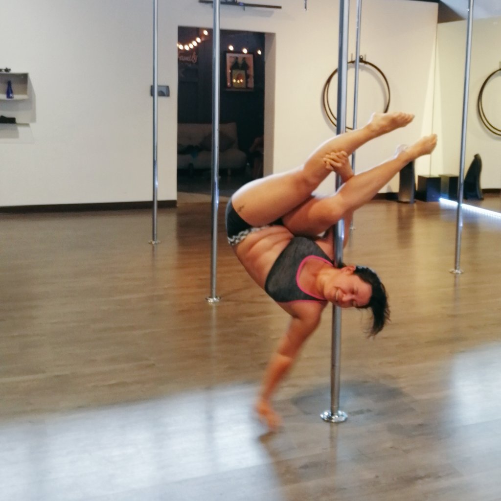 Soy_o_Estoy's tweet photo. Figura y secuencia antes de la caída.
#poledance #polefitness #poleproblems #polelove https://t.co/tndiRwCUBi