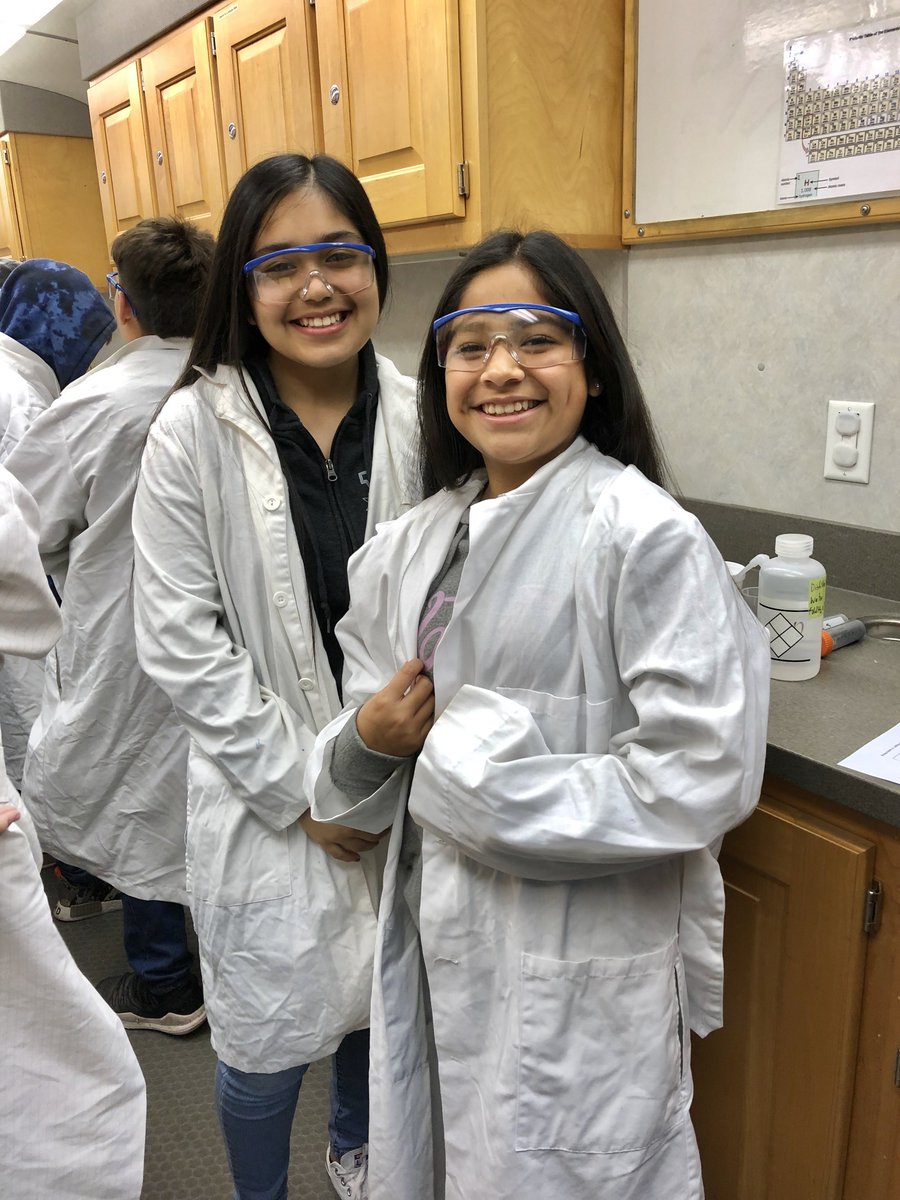 MISDGearUp's tweet photo. Chacon GEAR UP students measuring the mass and volume of silicon, tin and lead on the UTRGV Mobile STEM Lab! @CMS_MISD #amazingscientists #GEARUP #Classof2024 #UTRGVSTEM https://t.co/CdHmta4U1Q