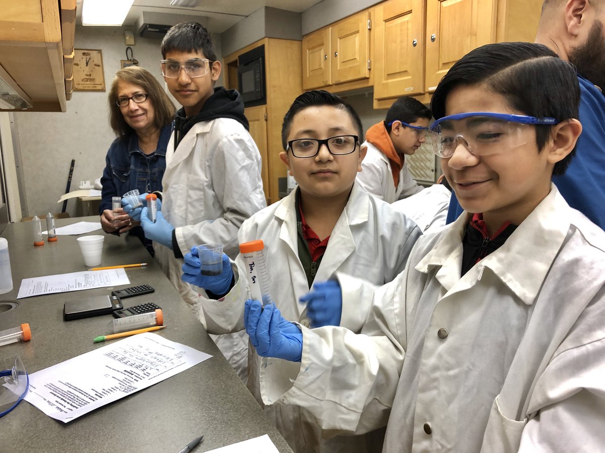 MISDGearUp's tweet photo. Chacon GEAR UP students measuring the mass and volume of silicon, tin and lead on the UTRGV Mobile STEM Lab! @CMS_MISD #amazingscientists #GEARUP #Classof2024 #UTRGVSTEM https://t.co/ECknMb6prG