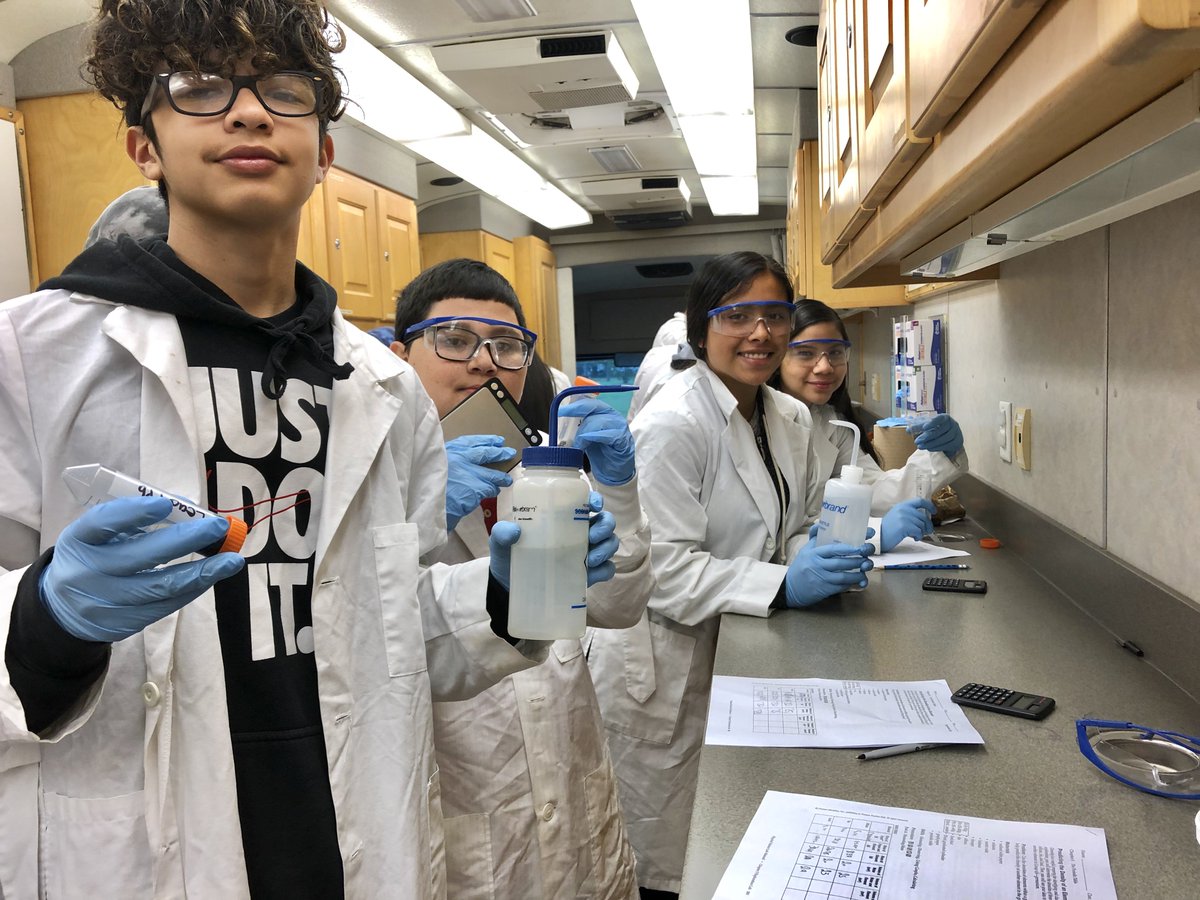 MISDGearUp's tweet photo. Chacon GEAR UP students measuring the mass and volume of silicon, tin and lead on the UTRGV Mobile STEM Lab! @CMS_MISD #amazingscientists #GEARUP #Classof2024 #UTRGVSTEM https://t.co/ECknMb6prG