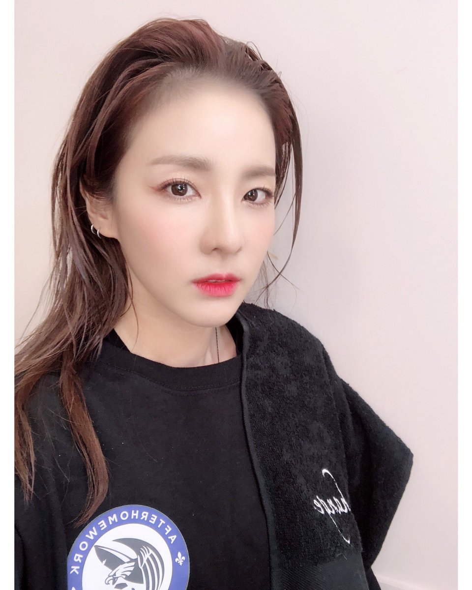 2NE1CRAVE's tweet photo. [2019 selfies from 2NE1] https://t.co/KV78Ik77wB