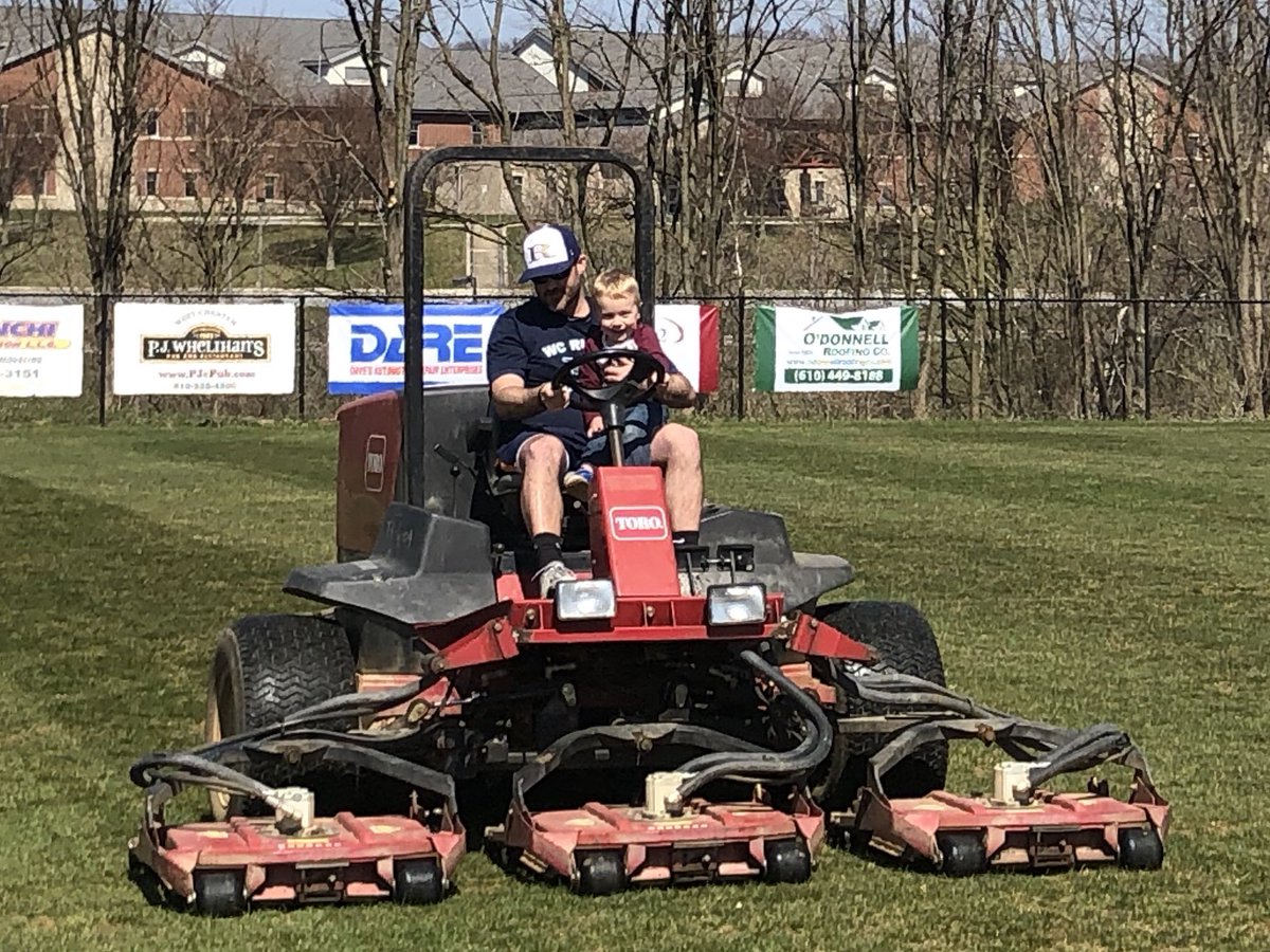 Beautiful day for some work!  Fellas put in a solid effort today at #TheCapsHouse. Even Lil Pauly was up for some field work today.

Thankful for our @JohnDeere 🐊🐊

@RustinStrength layin some lasers with @TheToroCompany 4500

#PailMentality 
#LoveNaturalTurf
#DeereSighting