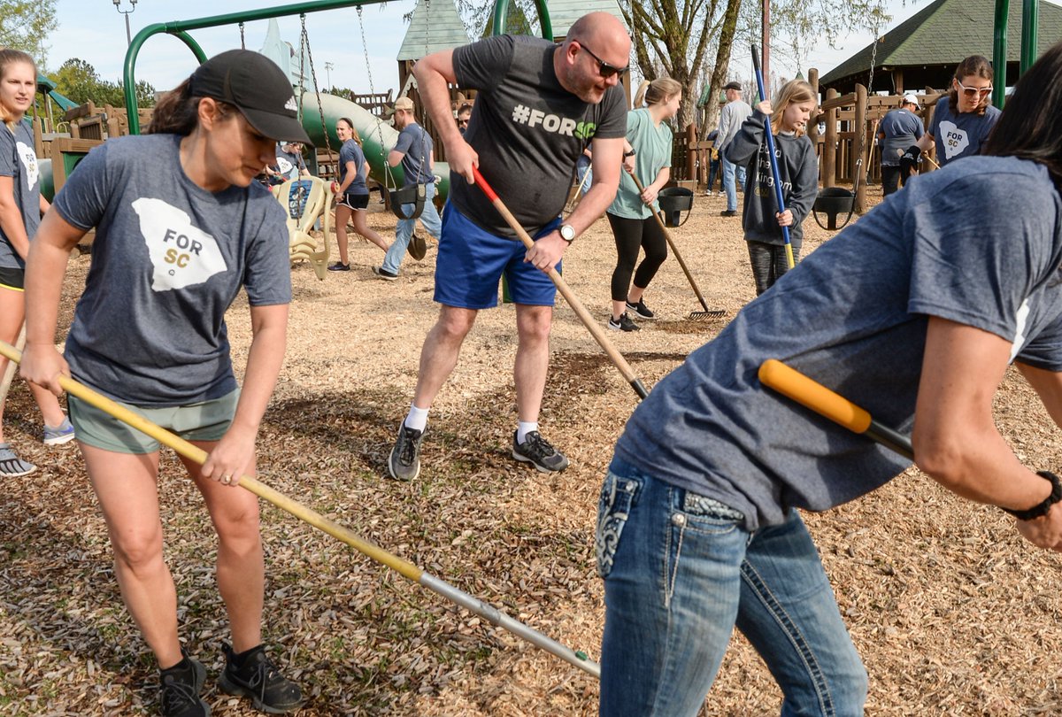 ClickingKen's tweet photo. NewSpring Church volunteers join beautification at KidVenture Park in Anderson. Statewide cleanup included 11 other Anderson County sites. https://t.co/NmKvxJfUFE via @independentmail @newspring #newspringcc #forsc #ForSC #KidVenture @ACSCGov @andersoncitysc https://t.co/fwVDimATfY