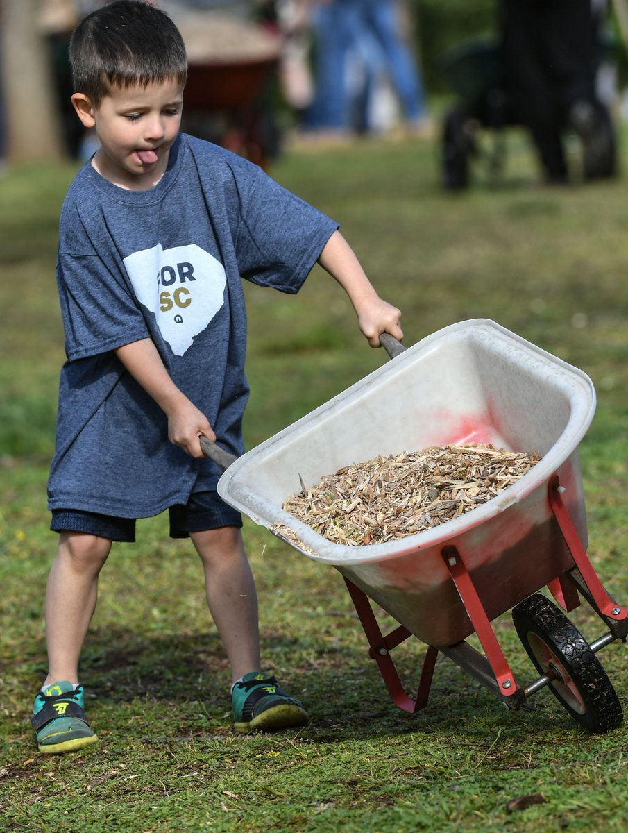 ClickingKen's tweet photo. NewSpring Church volunteers join beautification at KidVenture Park in Anderson. Statewide cleanup included 11 other Anderson County sites. https://t.co/NmKvxJfUFE via @independentmail @newspring #newspringcc #forsc #ForSC #KidVenture @ACSCGov @andersoncitysc https://t.co/fwVDimATfY