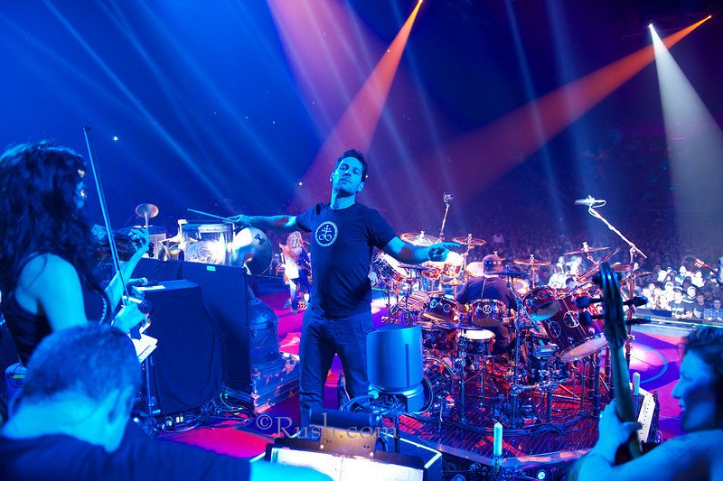 BooksR4Tourists's tweet photo. @rushtheband Paul Rudd conducts the Clockwork Angels String Ensemble during the closing night of the CA Tour at @SprintCenter in Kansas City!  (Paul grew up in Overland Park, KS) https://t.co/BPODuY2eIO