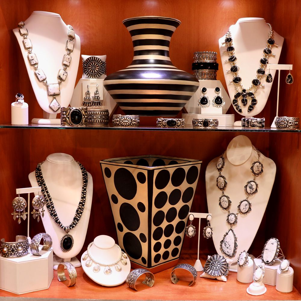 Sometimes we manage to be color-coordinated! Do you prefer order or chaos? 🤓 😎
.
.
#jewelrystore #jewlery #nativeart #nativejewelry #sterlingsilver #onyx #buffaloturquoise #whiteandblack #coordinated #chaos #display #polkadots #stripes #santafe #newmexico #kennysontheplaza