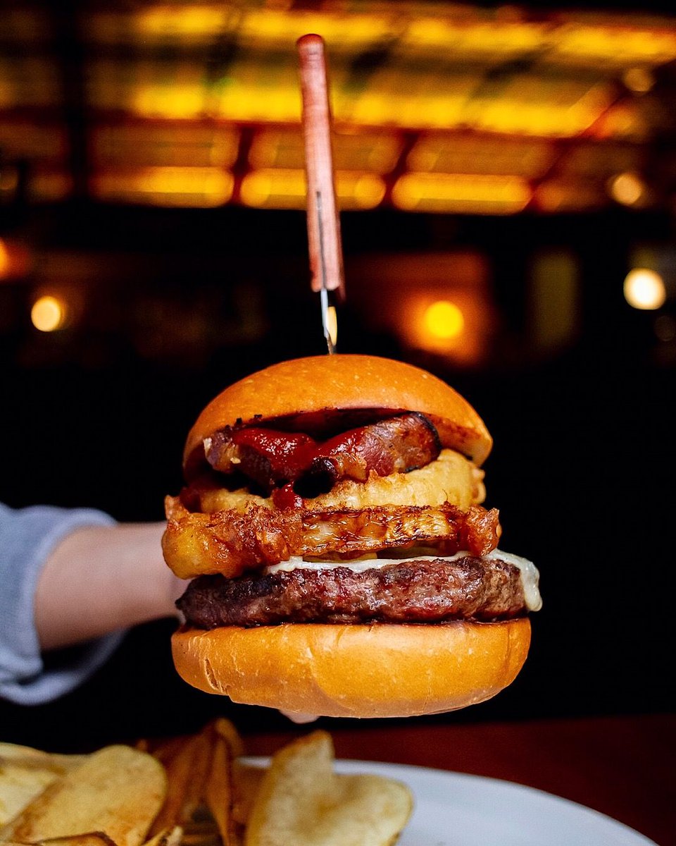 Eat this! The Doc Burger is a winner for dinner 🍔 1/2 Lb patty, bacon, onion rings, white cheddar, craft Beer BBQ
…
#whatsfordinner #goodeats #burger #beer #ontap #cheers #craftbeer #craftbrew #eatdrinkbemerry #kuproscrafthouse #midtownsac #sacramento