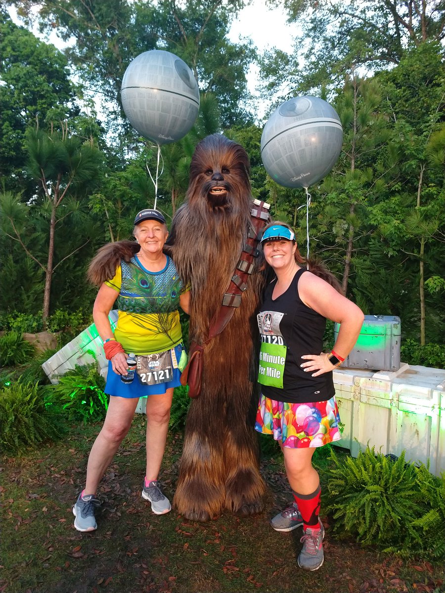 balloonrunner's tweet photo. Balloon Ladies having fun #rundisney https://t.co/cTFwsuydg9