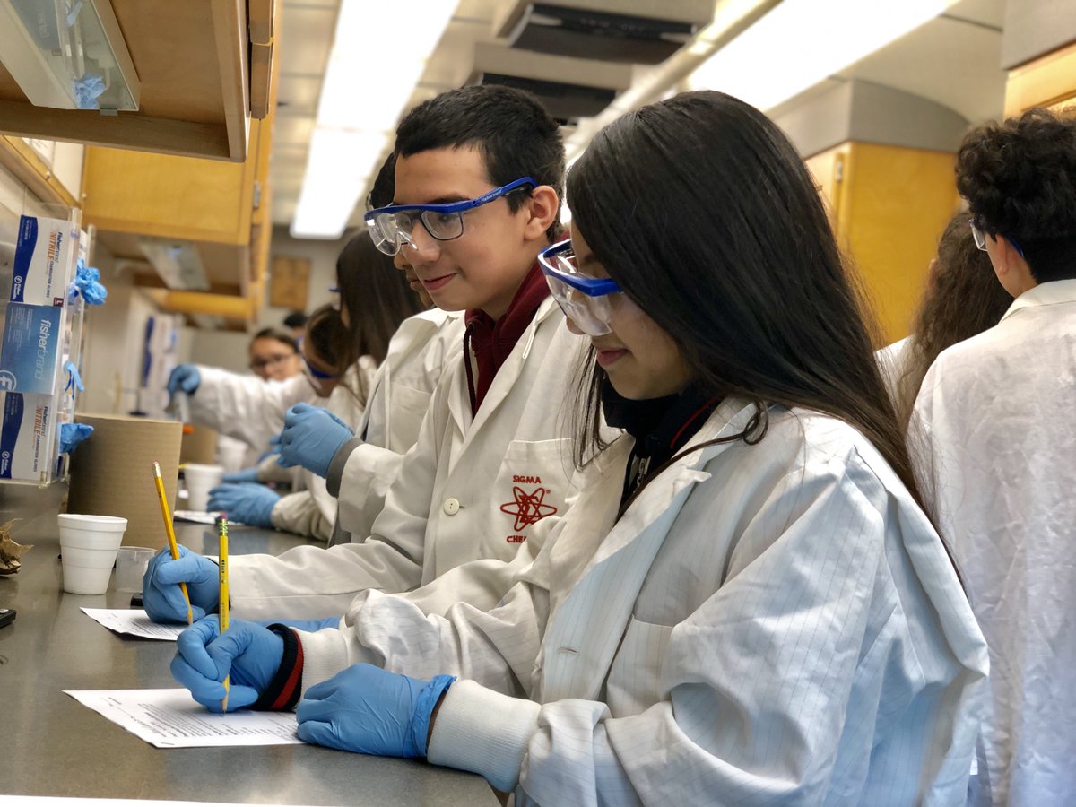 MISDGearUp's tweet photo. Chacon GEAR UP students measuring the mass and volume of silicon, tin and lead on the UTRGV Mobile STEM Lab! @CMS_MISD #amazingscientists #GEARUP #Classof2024 #UTRGVSTEM https://t.co/v8Kcinrw17