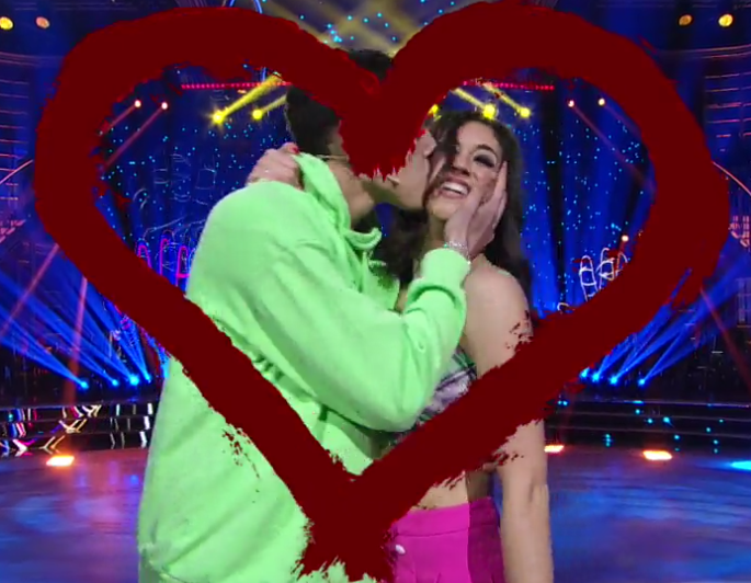 Si parte con <a href="/MarcoLeonardii/">Marco Leonardi</a> e la sua maestra Mia. Una salsa piena di energia e tanto impegno! Forza ragazzi siamo con voi! <a href="/Ballando_Rai/">BallandoConLeStelle</a> #Ballandoconlestelle