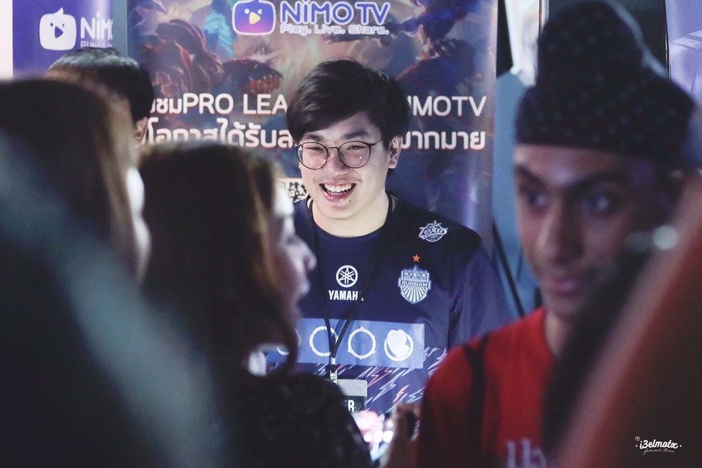 i3elmotx's tweet photo. ขอให้พรุ่งนี้พี่หมียิ้มแบบนี้ตอนรับถ้วยน้า 💕🐻✌🏻 
#BuriramUnitedRoV #MeMarkz
#NimoBacon #BaconTimeFamily https://t.co/HXJVTf2F8D