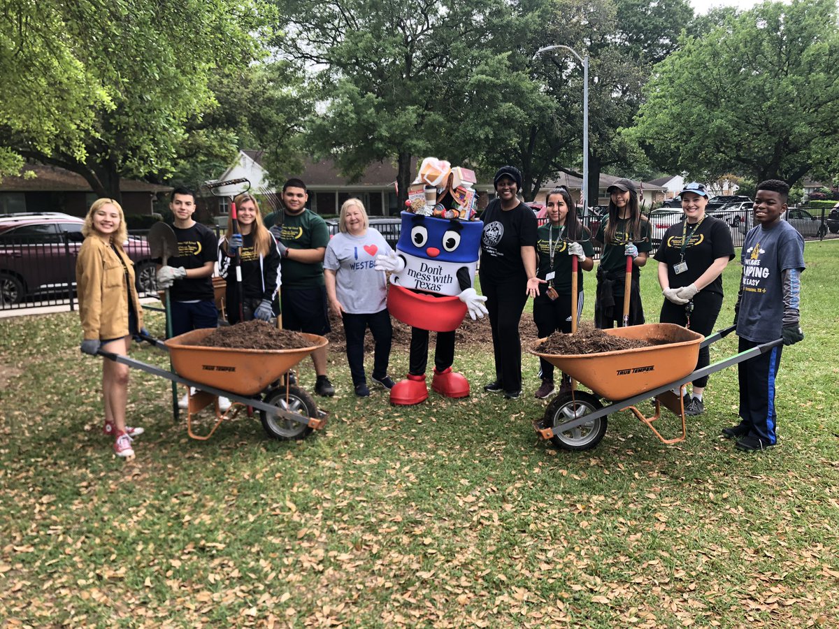 jlkuhleman's tweet photo. A group of @iamsharpstown #nhsmembers were rewarded for their service this morning with #dontmesswithtexas goodies, play time, and pizza. Thank you @beckyedmondson5 and @MarthacastexT https://t.co/nM9hDfnurj