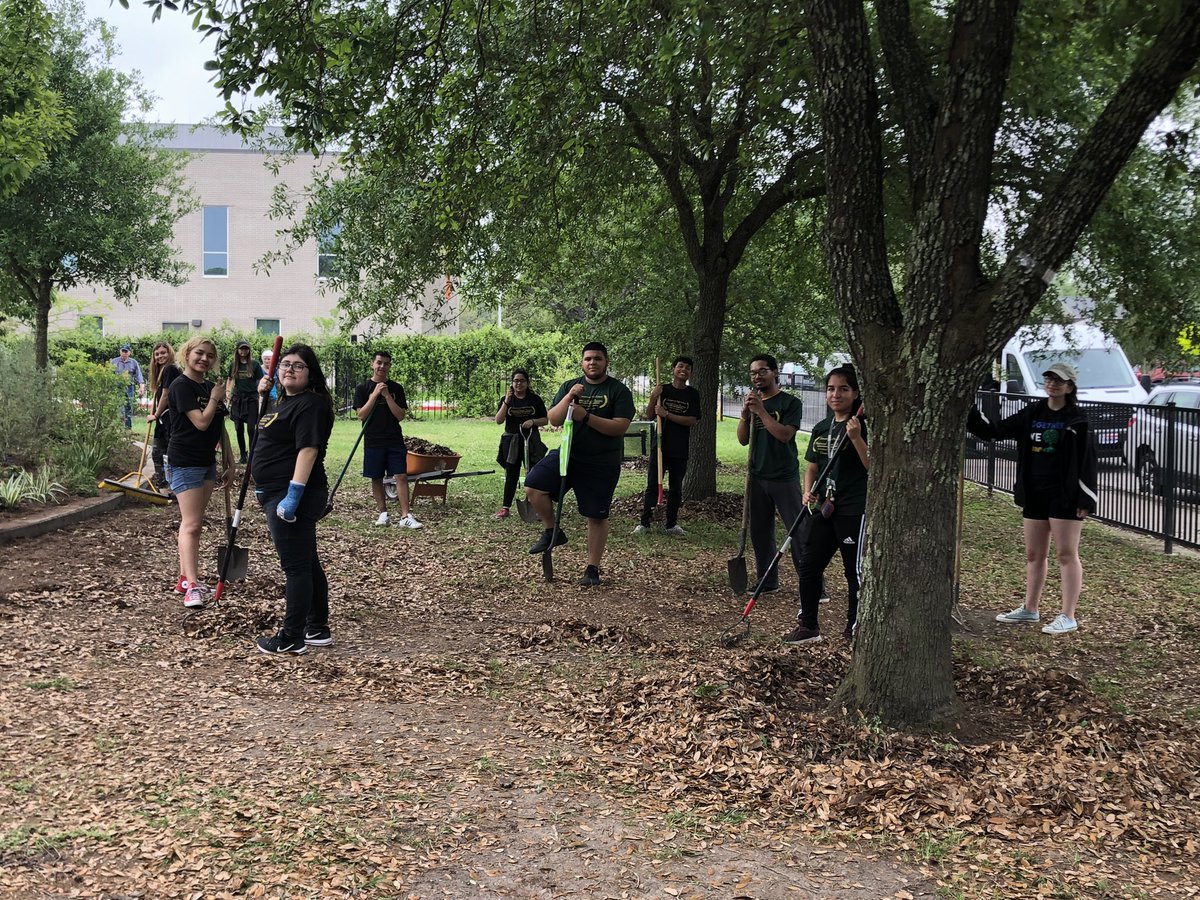 jlkuhleman's tweet photo. A group of @iamsharpstown #nhsmembers were rewarded for their service this morning with #dontmesswithtexas goodies, play time, and pizza. Thank you @beckyedmondson5 and @MarthacastexT https://t.co/nM9hDfnurj