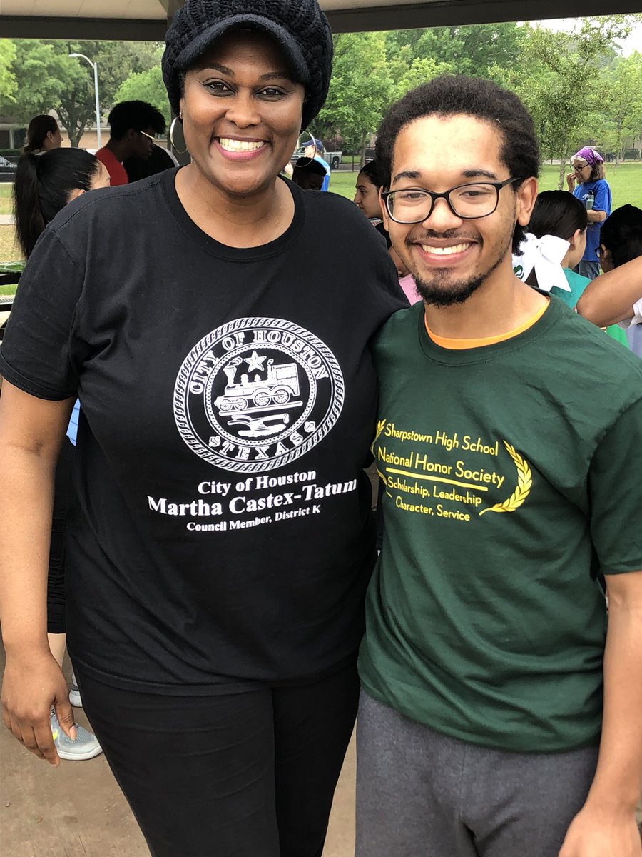 jlkuhleman's tweet photo. A group of @iamsharpstown #nhsmembers were rewarded for their service this morning with #dontmesswithtexas goodies, play time, and pizza. Thank you @beckyedmondson5 and @MarthacastexT https://t.co/nM9hDfnurj