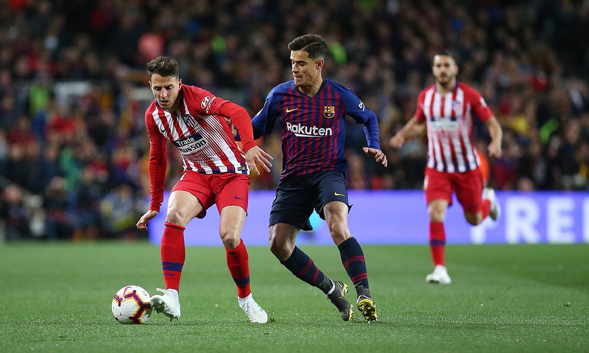 Arias busca un pase ante Coutinho (Foto: ATM).