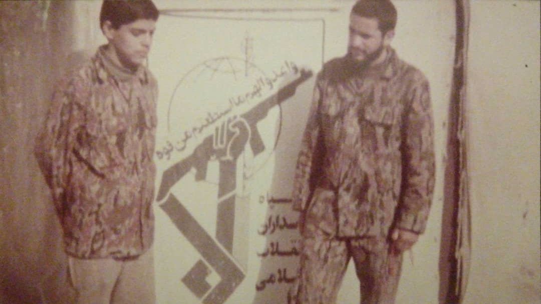 s_m_marandi's tweet image. This photo was proudly taken beside the IRGC logo when I was a 16 year old volunteer fighting the US backed invasion of Iran. It was probably around that time that the "civilized" Europeans & Americans were transferring technology for producing chemical weapons to Saddam Hussein.