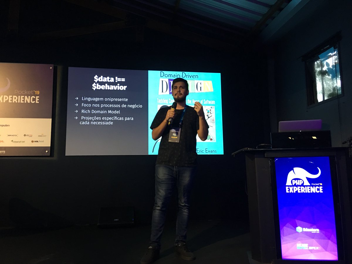 marcelgsantos's tweet image. O @danizord apresentando a sua palestra &apos;Event Sourcing: pare de jogar seus dados fora!&apos; no #PhpExperience no @iMasters. Ele pincelou assuntos como CQRS, linguagem onipresente e domain model. #php #phpsp #phpx2019