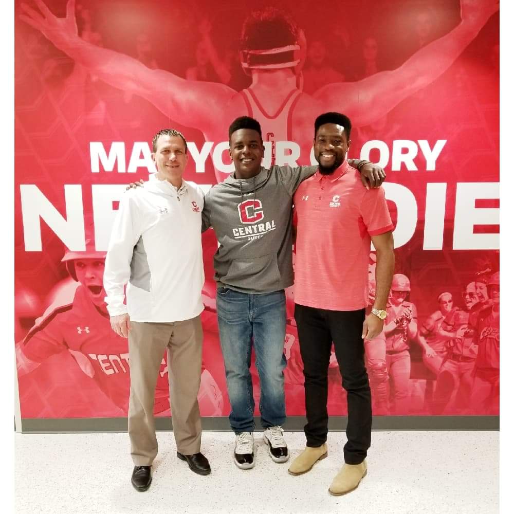 x_manhall01's tweet photo. Central College commit 🏀! I want to thank God for blessing me with this great opportunity to continue my education and play basketball at the collegiate level. I had a wonderful visit. Thanks @centralmbball @CentralCollege for everything. I can't wait to come back in the fall. https://t.co/Y1XysDYxCo