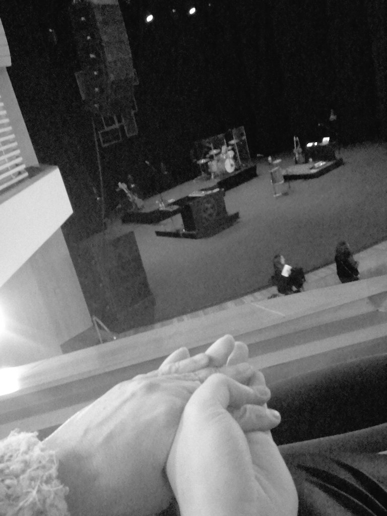 Raquel_Ca98's tweet photo. Ya estamos aquí, es el primer concierto de mi madre y está mega ilusionada. Espera que le cantes "Si después de darte amor" (aunque no sea de #ElObservatorio) porque es su canción preferida. Te esperamos con muchísimas ansias!!! @esfunambulista #ElObservatorioTour #Murcia https://t.co/OnZlTTTvn0