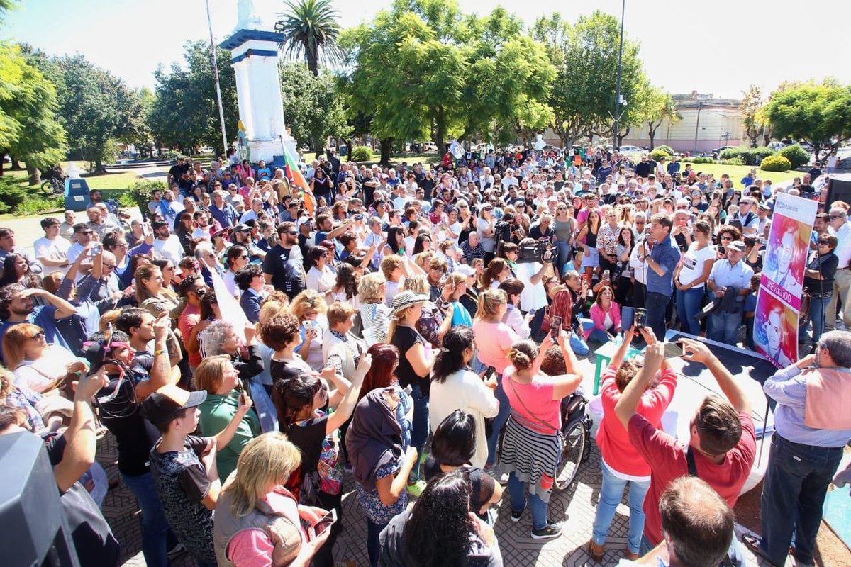 Kicillofok's tweet photo. Desde Los Toldos les decimos a todos los bonaerenses que no hay que seguir ajustándose, no hay que intimidarse, tenemos la oportunidad de unirnos para sacar a la provincia y al país del pozo donde lo están metiendo. #AxelEnLosToldos #RecorriendoBuenosAires https://t.co/IL9U1Jb2Be