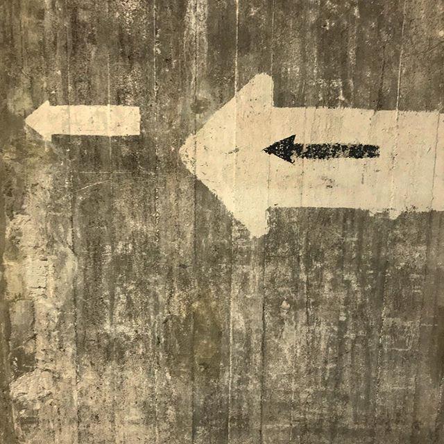 kscheib's tweet photo. Might as well be art #borosbunker #boroscollection #arrows #turnleft #искусство #вберлине #бункер #стрелки #ichsitzinmeinembonkerrinberrlin https://t.co/aw7Ji2OsRn https://t.co/KH721q7Qhz