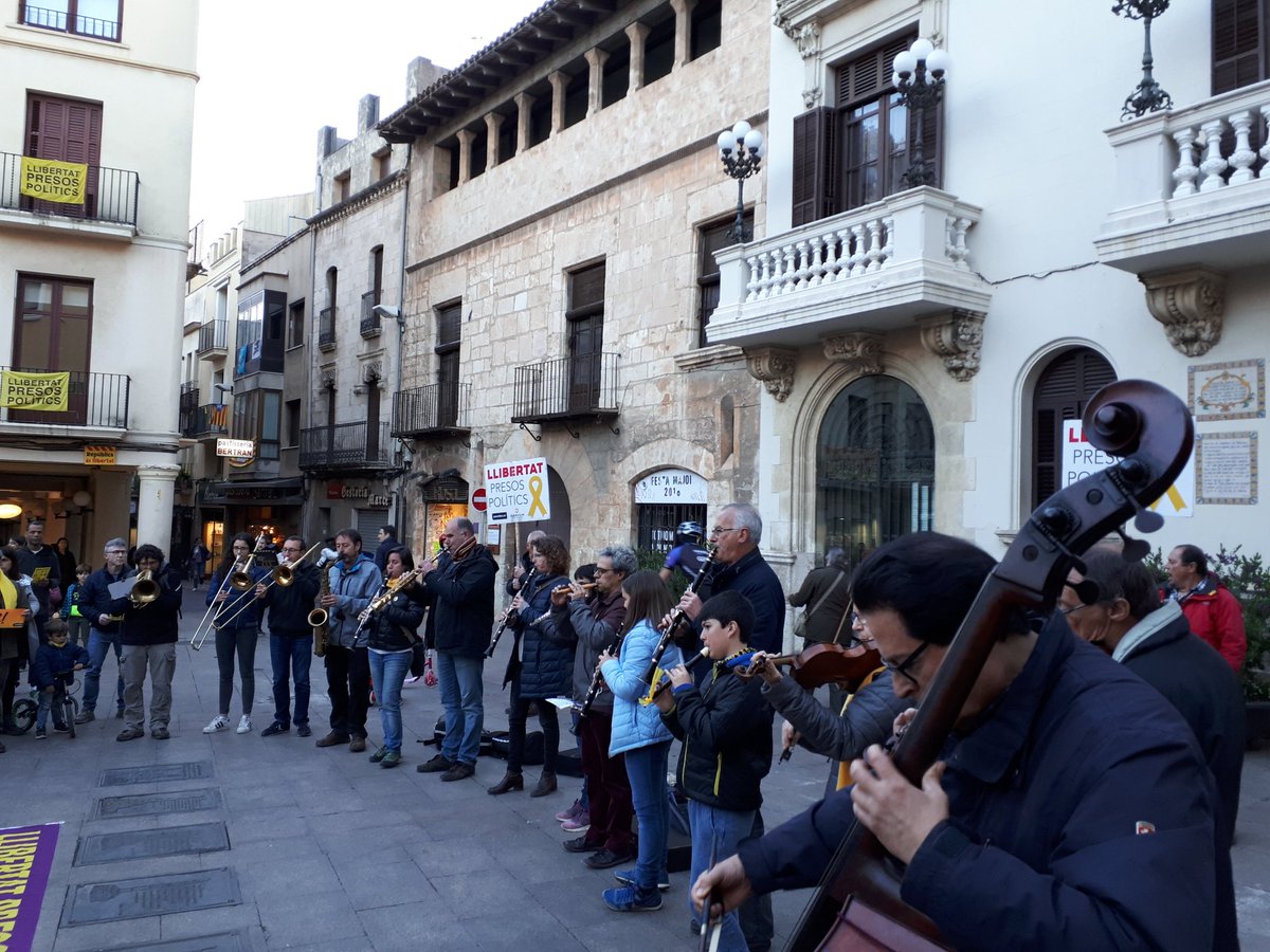 musicspenedes's tweet photo. 06-04-2019
#prisispilitics #ixiliits
#presespeleteques #exeleedes
537/520/380 dies sense vosaltres
Seguim i no pararem fins aconseguir la vostra llibertat: 9 empresonades i 9 exiliades
#Llibertatpresespolítiquesiexiliades
@omnium @assemblea @LlibertatMusica
#CantDelsOcells #vfp https://t.co/p4yi3aPwbF