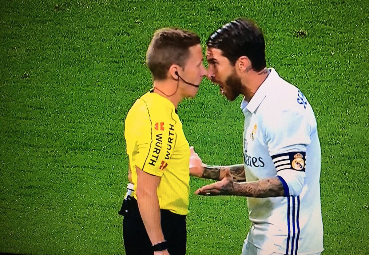 Lo de Diego Costa ES ROJA. El problema es que estamos demasiado acostumbrados a ver a otros jugadores hacerlo sin que vean tarjeta. Ojalá a partir de ahora sea todo medido por el mismo rasero...