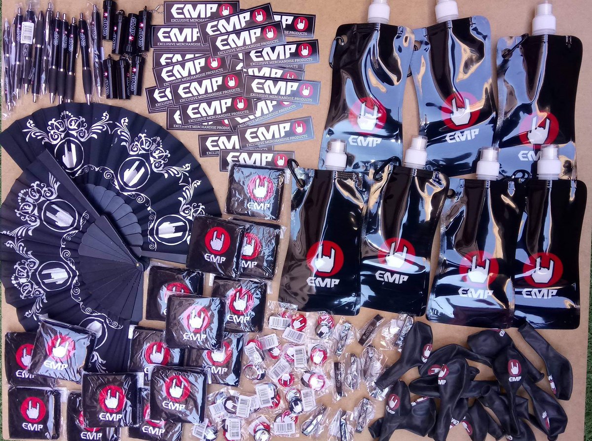 No damos abasto con tanto material para sortear en las fiestas de Hard Rock Cafe Barcelona y Hard Rock Cafe Madrid.

¡Os mostramos un pequeño ejemplo de lo que tendréis gracias a EMP España! Muñequeras, tapones para los oídos, abrebotellas, cantimploras plegables...