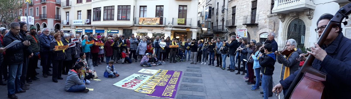 musicspenedes's tweet photo. 06-04-2019
#prisispilitics #ixiliits
#presespeleteques #exeleedes
537/520/380 dies sense vosaltres
Seguim i no pararem fins aconseguir la vostra llibertat: 9 empresonades i 9 exiliades
#Llibertatpresespolítiquesiexiliades
@omnium @assemblea @LlibertatMusica
#CantDelsOcells #vfp https://t.co/p4yi3aPwbF