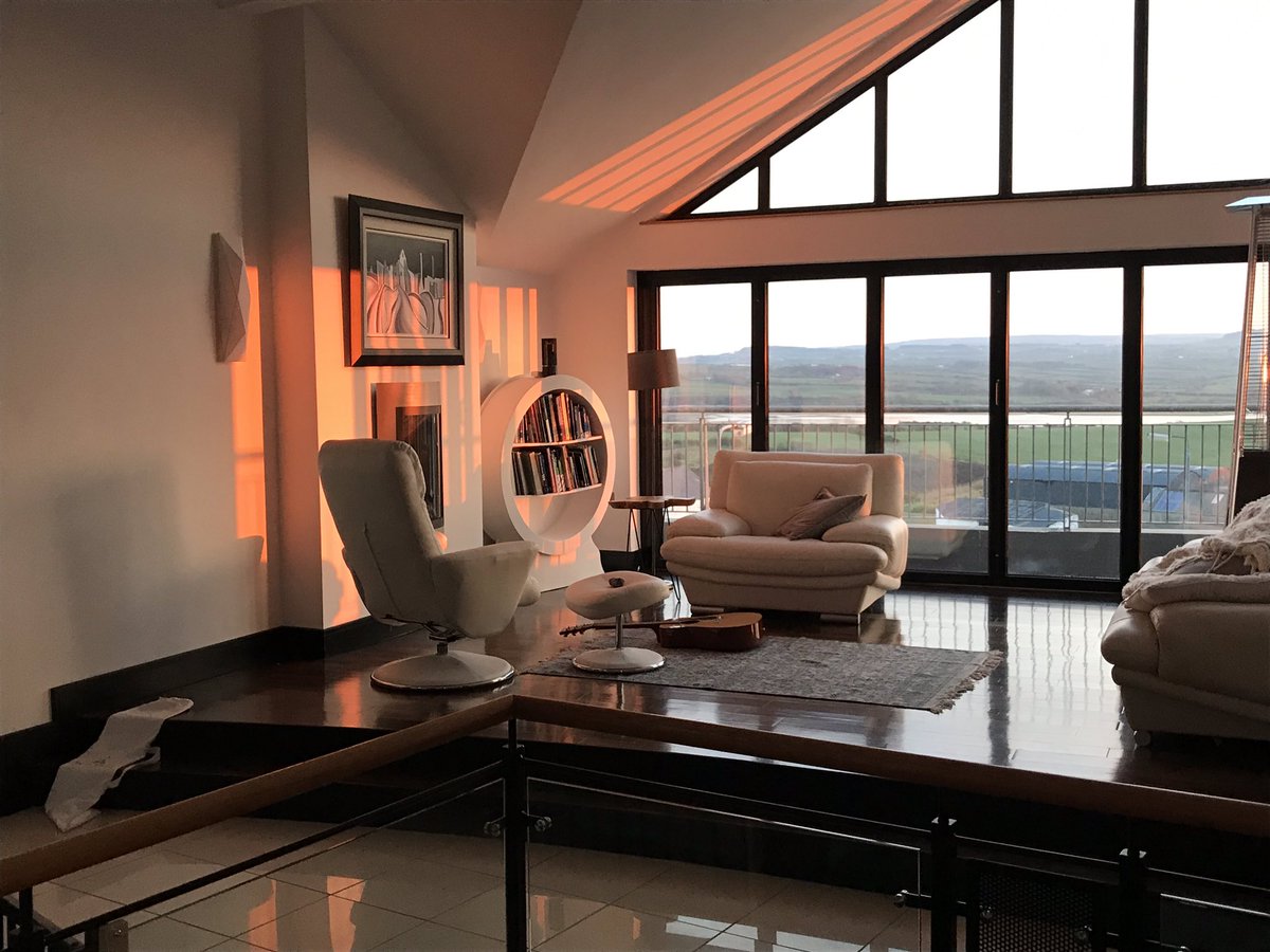 When the sunset does the hard work! #NaturalLighting #Sunset #Portstewart #Interiors #IrishInteriors #CoastalLiving #CoastalInteriors #HomeSweetHome #ArtistsHouse #ArtistsHomes #LoveNorthCoast #LoveNI