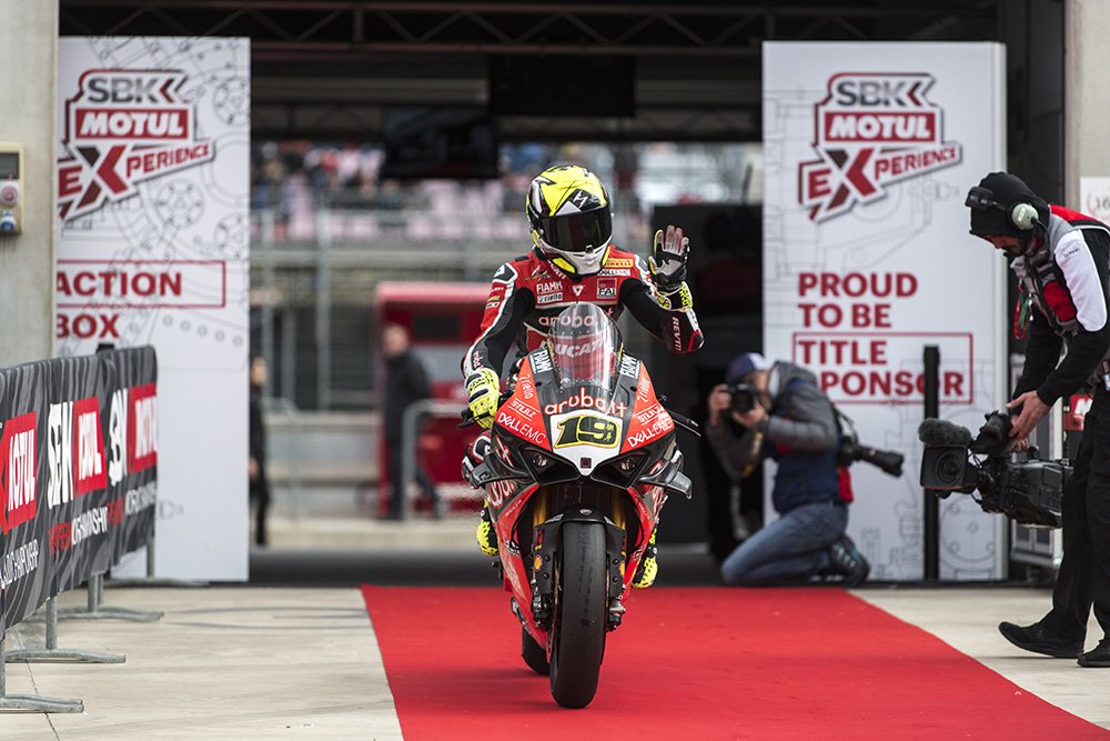 CW1Miles's tweet photo. #AragonWorldSBK Race 1🏁
🥇@19Bautista #Ducati "Very special. Thank you, Spanish fans."
🥈@jonathanrea #Kawasaki "Best I could hope for coming from 10th."
🥉@chazdavies7 #Ducati "Something to smile about."
Victory margin: 15.1 sec.
#AB19 7 starts, 7 wins
#TS66 P3 start, P5 finish https://t.co/ikXsWburzC