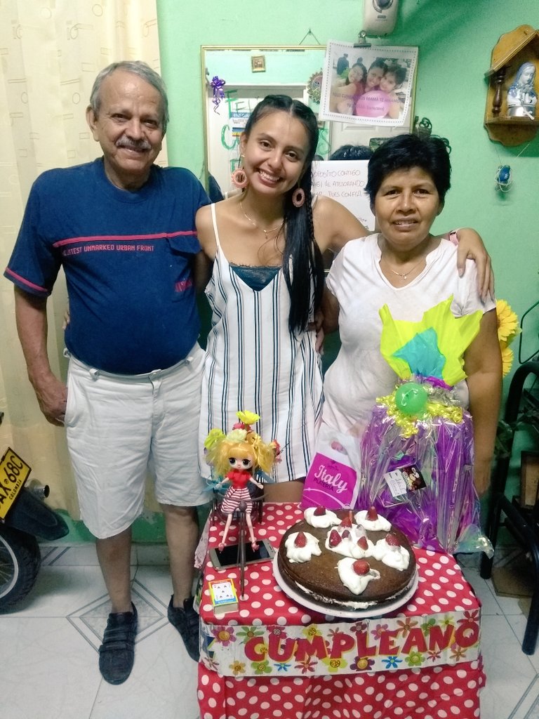 Elikarito's tweet photo. Vivir es disfrutar todo momento con personas que te aman #mispadres https://t.co/K3aqx6BxCo