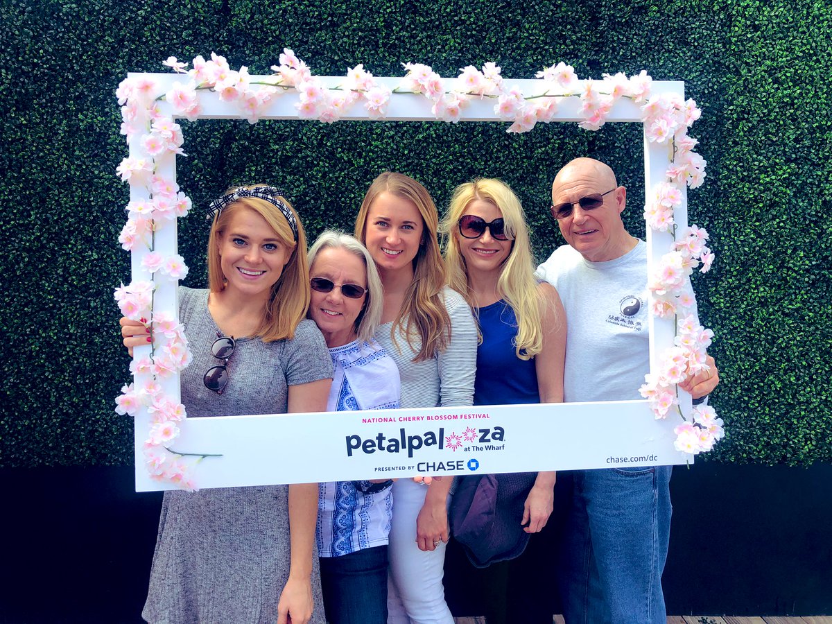 AnnaBurnsDC's tweet photo. Hanging with the fam jam at Petalpalooza #whatmakesdc 🌸🌸 https://t.co/8d2slbsqyI