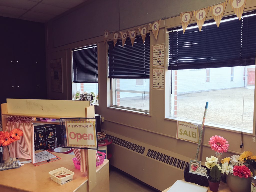 MissRutzki's tweet photo. Flower shop is opened 🌸#kindergarten #dramaticplay #april @WapellaSchool https://t.co/1JzytLDD9B