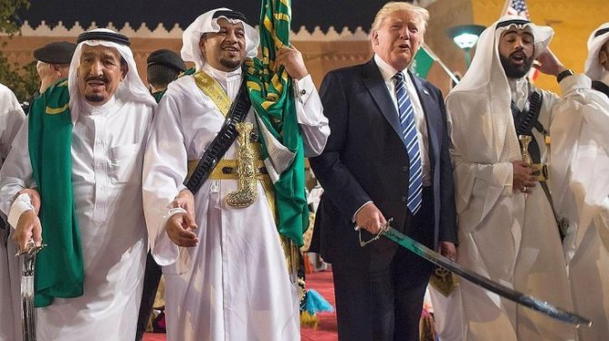 Montesinos2010's tweet photo. Este tío #gringo cada vez más solo. #ArabiaSaudita amenazó con retirar todas sus inversiones de #EEUU y dejar de utilizar los “petrodólares” #TrumpAislado https://t.co/D3BpkWH42q https://t.co/5wyoHzYlk9