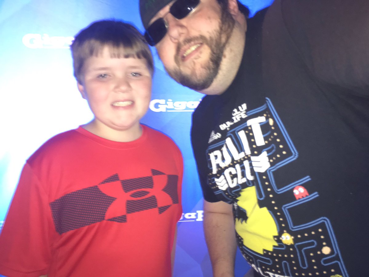 jamey_ford's tweet photo. At #chargercon with my son showing him the #pcmasterrace @gigaparts @TEAMEVGA https://t.co/Alz0Wve8vy