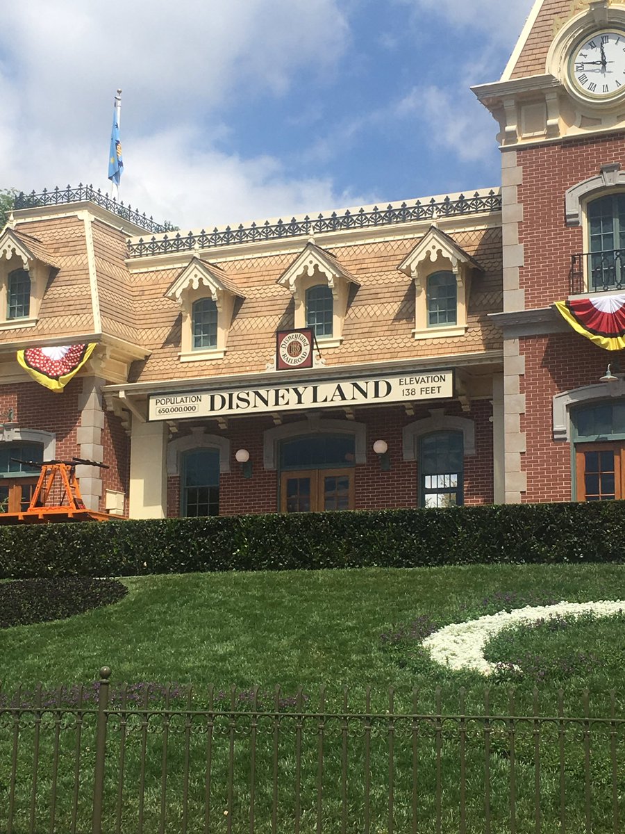 craigthegrey's tweet photo. Craig, youโve finished your morning stretch routine, gotten starbucks, what will you do now?
Iโm going to Disneyland!
#disneyland #stuffido #escapethetikiroom #pineappledolewhip https://t.co/NVDpN7ovEC