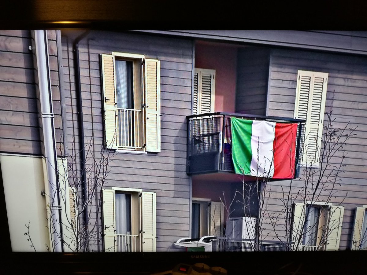 unoenessunoe's tweet photo. #Draquila è la storia di come si è piegata una città, la democrazia, per il consenso di un uomo 
#LAquila #Berlusconi @SabinaGuzzanti https://t.co/B3zaGLrHva
