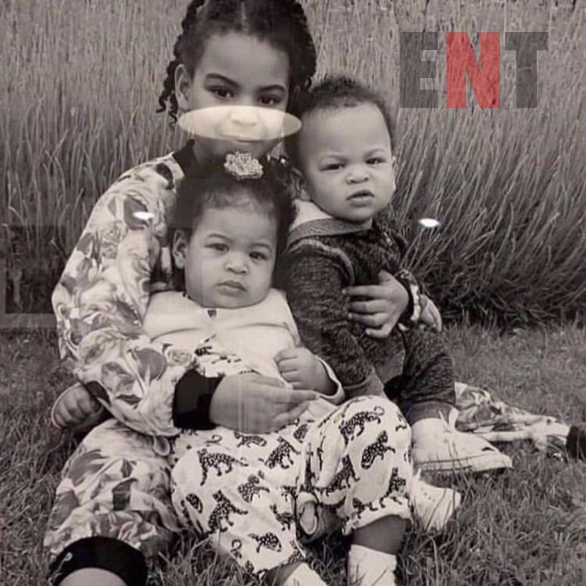 ENTNewsTalkTV's tweet photo. The Carter’s! 😍

#BlueIvy #RumiCarter #SirCater #JayZ #Beyoncé #TheCarters #Twins https://t.co/mIMegoJA0H