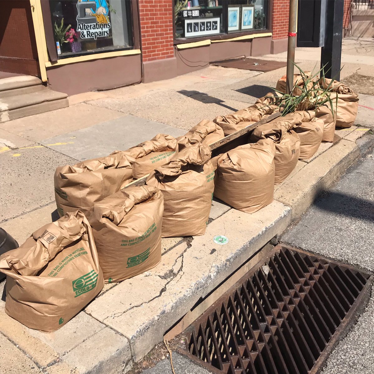 .@PhilaStreets #FitlerSquare neighbors filled 31 bags with #leaves #cigarettebutts &amp; #litter this week #PhillySpringCleanup #philly #jawn