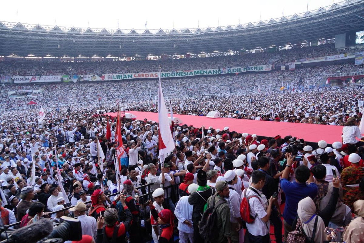 Lautan manusia pagi ini, di dalam maupun di luar Stadion GBK, semua berkumpul untuk tujuan yang sama yakni menyambut Indonesia Adil dan Makmur bersama Prabowo-Sandi.