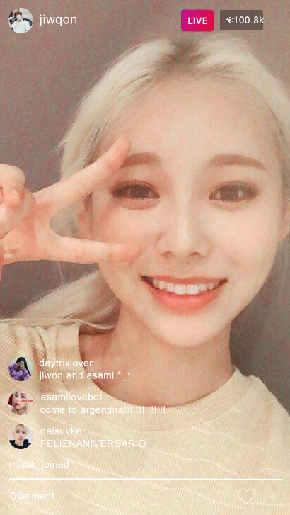 AsamiBr's tweet photo. [#JIWONGRAM] [#ASAMIBDAY] Jiwon começou uma live agora mesmo e para a surpresa de nós era uma live de aniversário de nossa querida ASAMI!! aparentemente ela disse que está se arrumando e logo ele vai levá-la para sua festa de aniversário *_*

#ADMNANA https://t.co/yZCbpOkJC5