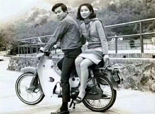 朱韵和on Twitter 陆弃一对原本住在台湾台北的老夫妻 在52年前到天母公园约会时 骑着本田小狼机车 请路人帮他们照了一张合照 在52年后又回到天母公园 在溜冰场前以同一个角度同一个pose 再拍下合照 牵手一世情 真美 T Co H9hjjgjb8q Twitter