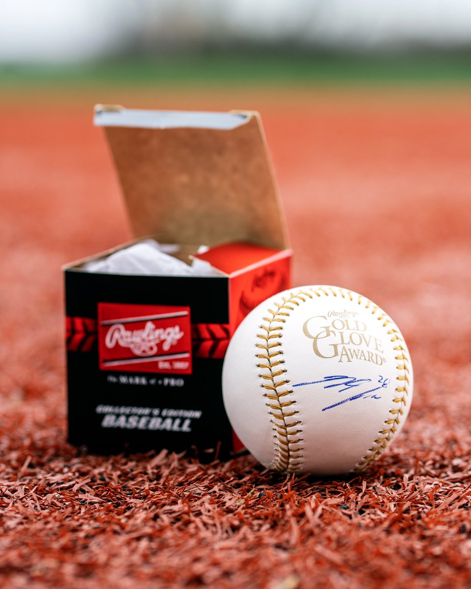 Rockies's tweet image. Another Platinum. 𝘈𝘯𝘰𝘵𝘩𝘦𝘳 Gold.

RETWEET for your chance to win this @RawlingsSports Gold Glove baseball signed by Nolan! 🐐