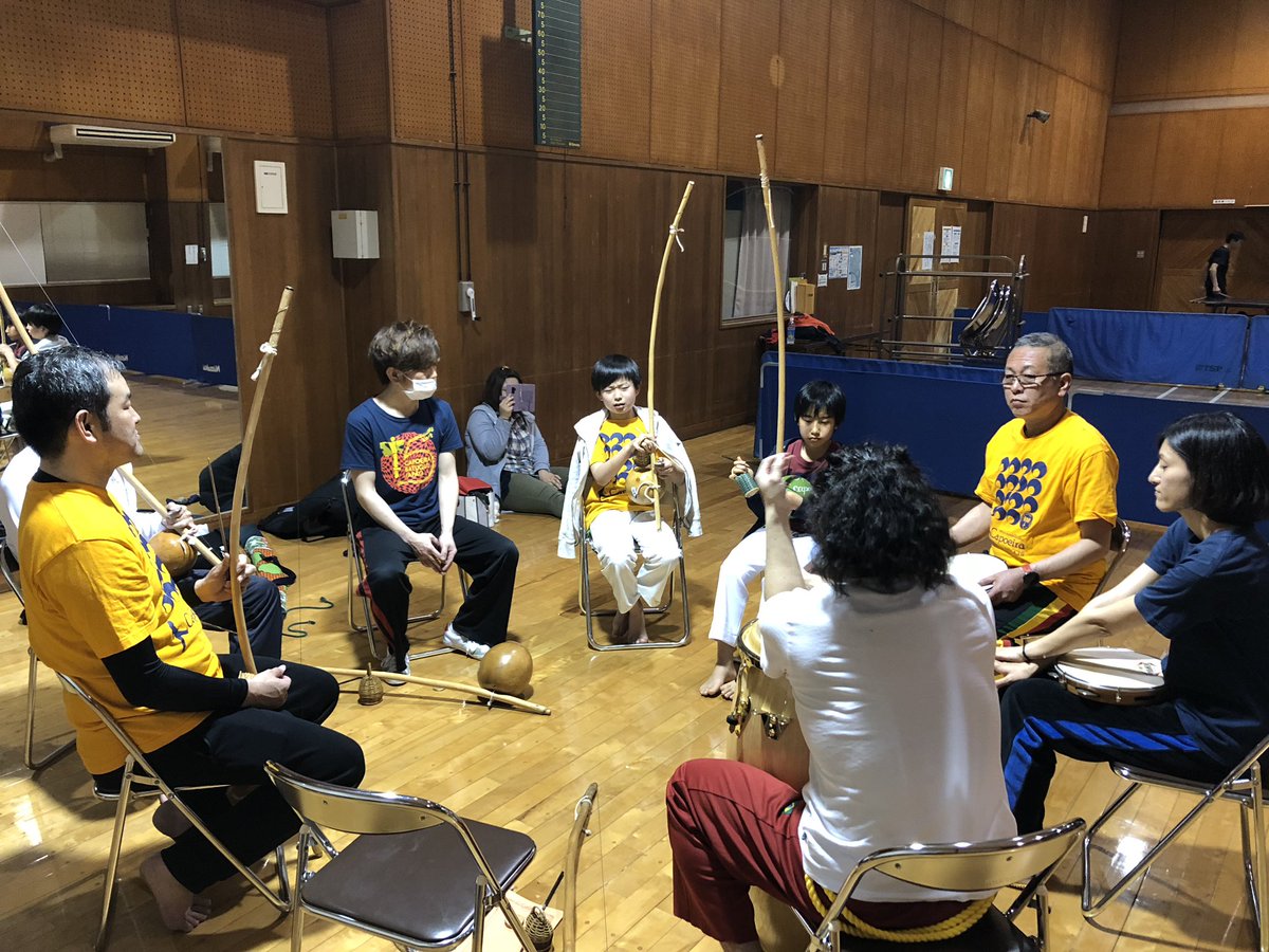 kochicapoeira's tweet photo. 土曜日音楽練習!
キッズが増えてにぎやかで、大人たちもいい刺激を受けています♫
負けてられないなー!( ˊᵕˋ ;)💦
#CBJK #CapoeiraBatuqueJapaoKochi #音楽練習 #ビリンバウ #Berimbau https://t.co/FF5AbALIBZ