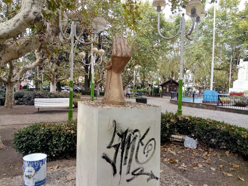 DpivP's tweet photo. GRACIAS POR PONER EN CONDICIONES LA ESCULTURA EN HOMENAJE A LAS VICTIMAS PACEÑAS https://t.co/k3AEuxNS4L