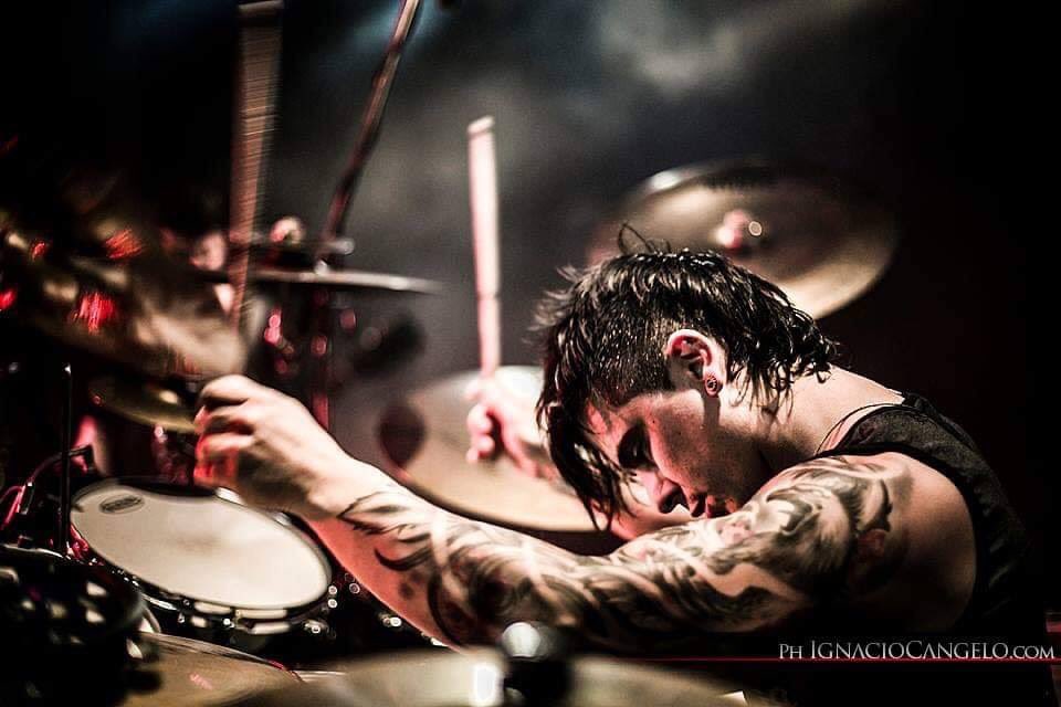 Hoy es el cumpleaños de nuestro batero Adrian  🥁💣💥

Feliz cumpleaños 🍻