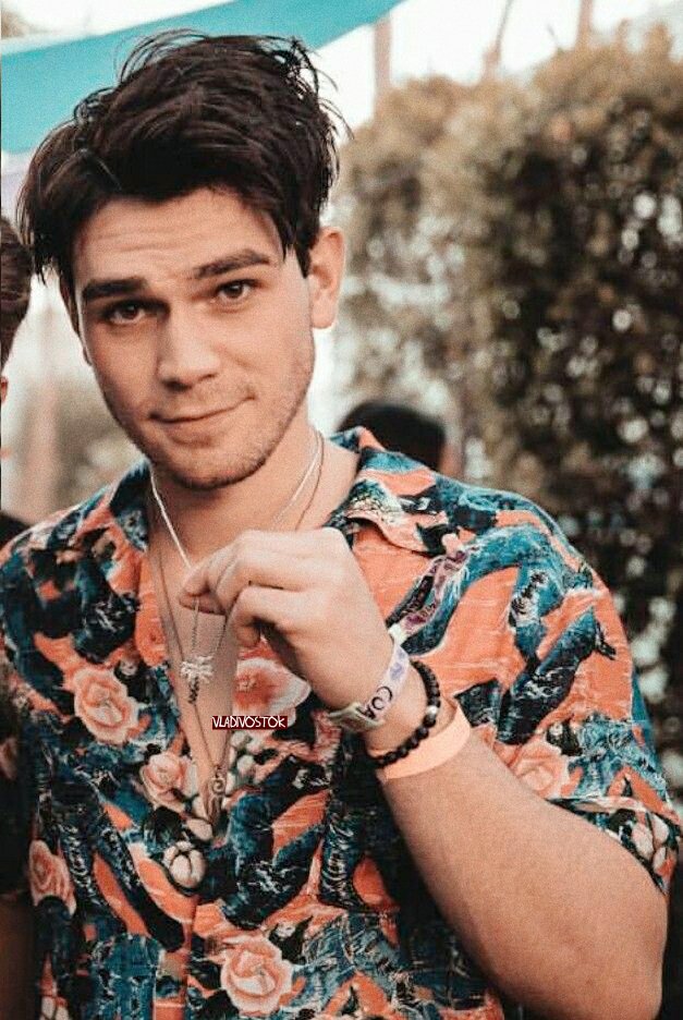 kjersanchez's tweet photo. it's not about reciprocation it's just all about me, a sycophantic, prophetic, socratic junkie wannabe. there's so much skin to see, a simple epicurean philosophy and you say i'm such a cliche https://t.co/amRoeAfgFQ