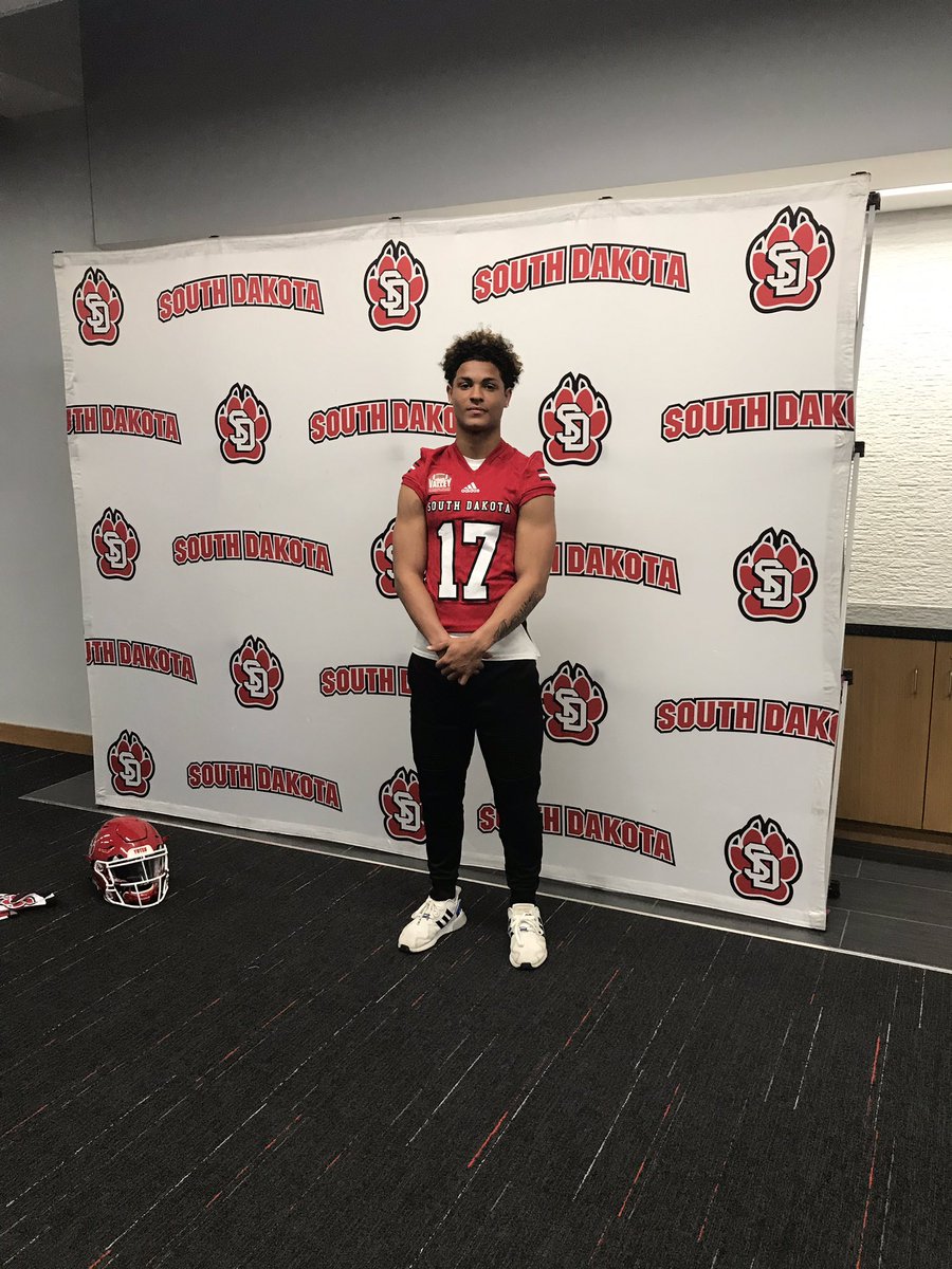 IzaiahHartrup's tweet photo. LOVED the University Of South Dakota! Thank you again for inviting me out there! @CoachMarkWatson https://t.co/BOGLfmO25Y